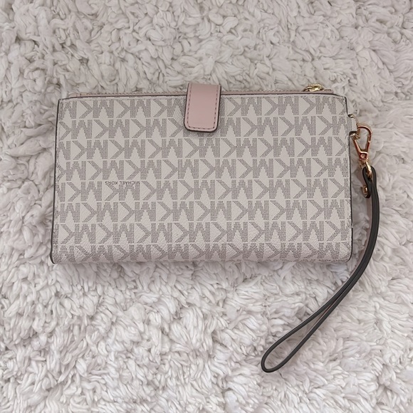 Like New! Michale Kors Jet Set with Wallet - Picture 3 of 9